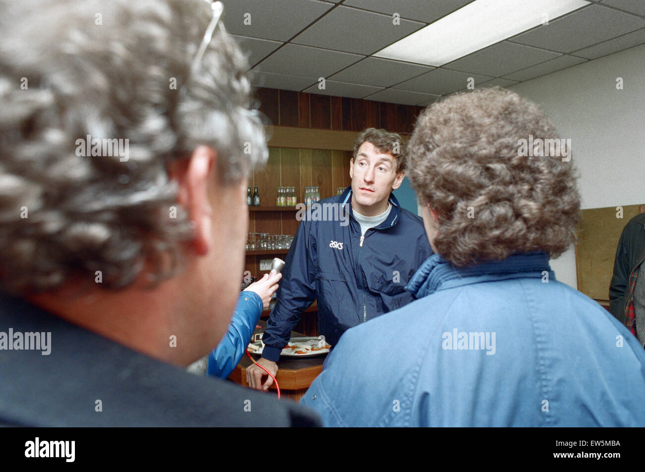 Ville de Coventry v Nottingham Forest 4 5. Quatrième tour de la Coupe Rumbelows à Highfield Road. (Photo) Coventry City defender Terry Butcher de parler à la presse. 28 Novembre 1990 Banque D'Images