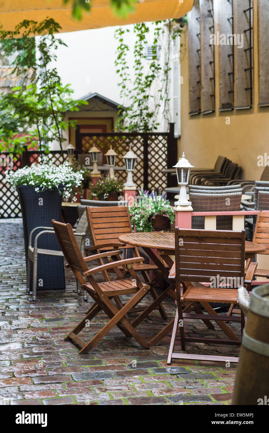 Une terrasse romantique sur cour avec des fleurs et des lanternes Banque D'Images