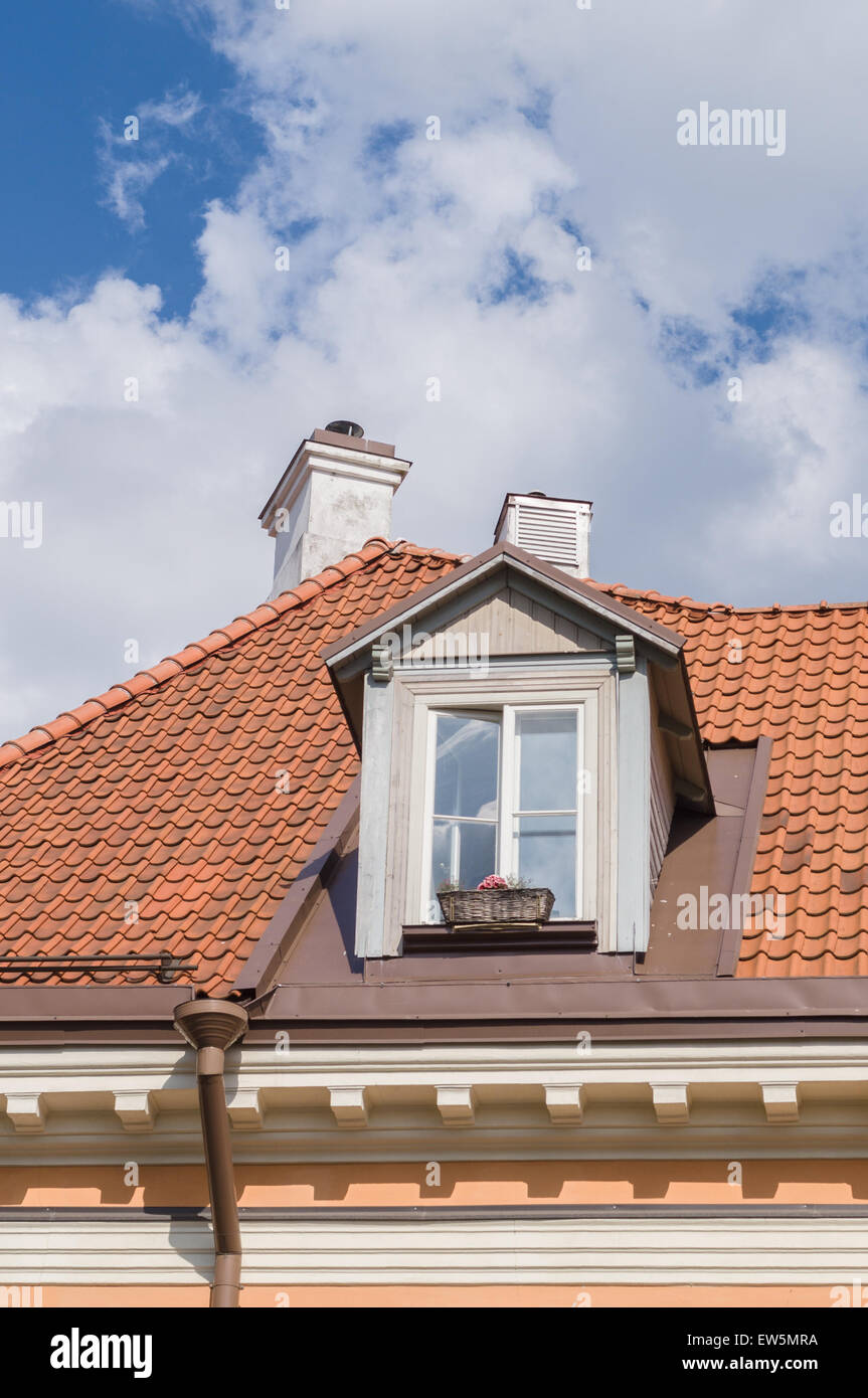 Fenêtre en mansarde authentique dans un style vieux toit de tuiles Banque D'Images