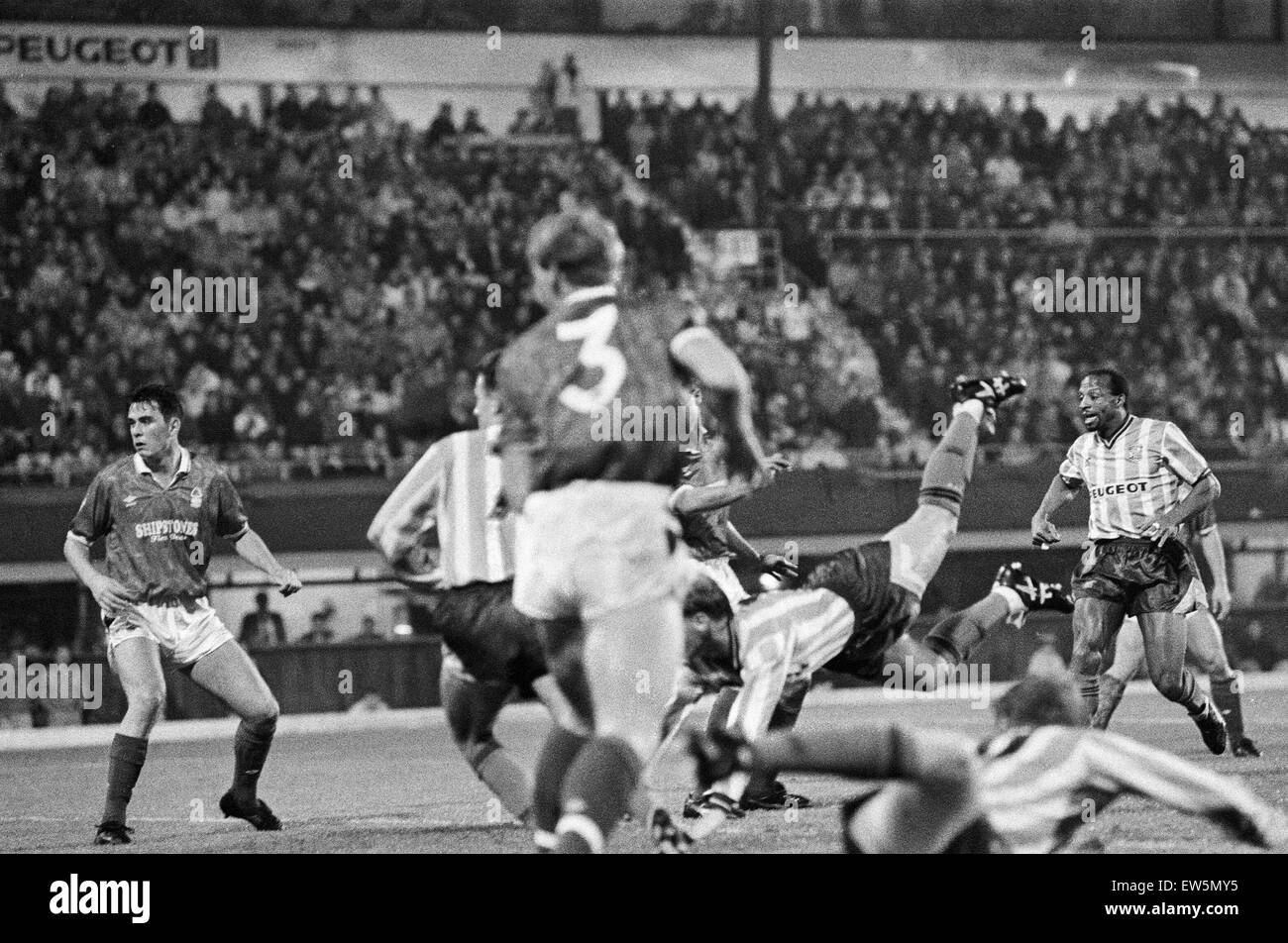 Ville de Coventry v Nottingham Forest 4 5. Quatrième tour de la Coupe Rumbelows à Highfield Road. (Photo) BUT L'action. 28 Novembre 1990 Banque D'Images