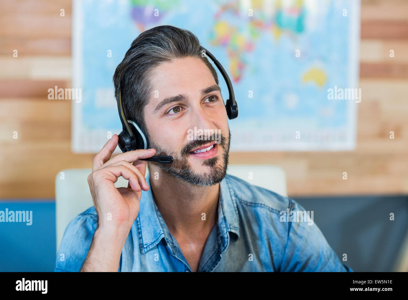 Smiling agent de voyages ayant appel Banque D'Images