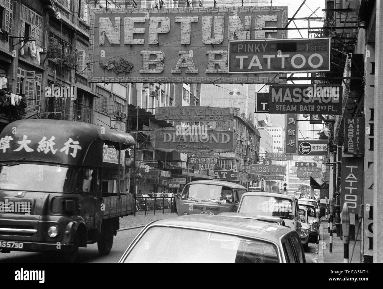 Le trafic et la publicité des signes des boîtes de nuit, des salons de massage et tatouage vu ici sur Lockhart Road, Wanchai, Hong Kong. Septembre 1974 Banque D'Images