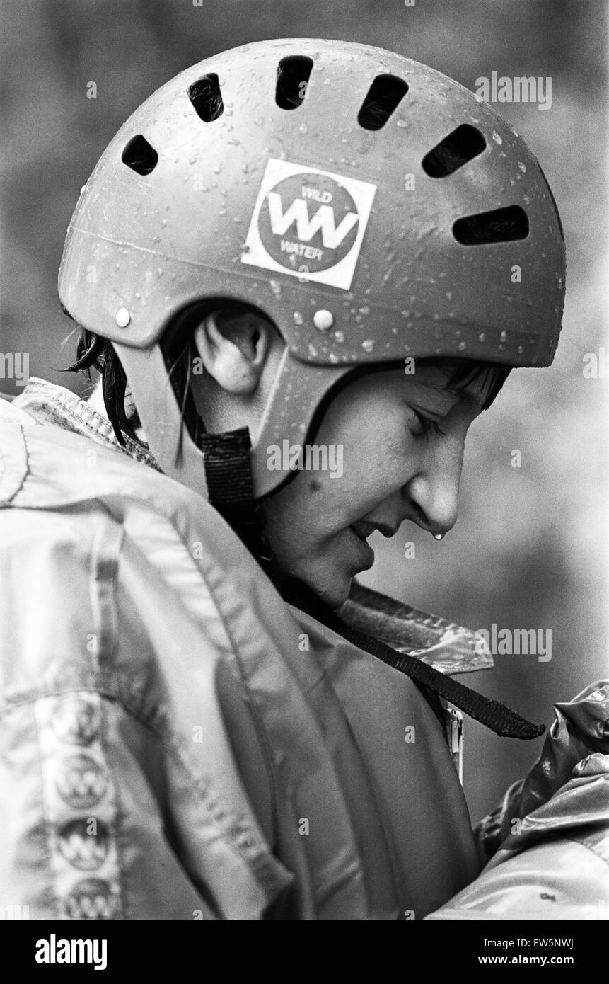 Plas Dol-y-Moch de Coventry, Centre d'éducation en plein air, situé au cœur du Parc National de Snowdonia. Dominique Berger après son premier rouleau dans un canot. Maentwrog, Gwynedd, Pays de Galles, le 26 octobre 1987. Banque D'Images