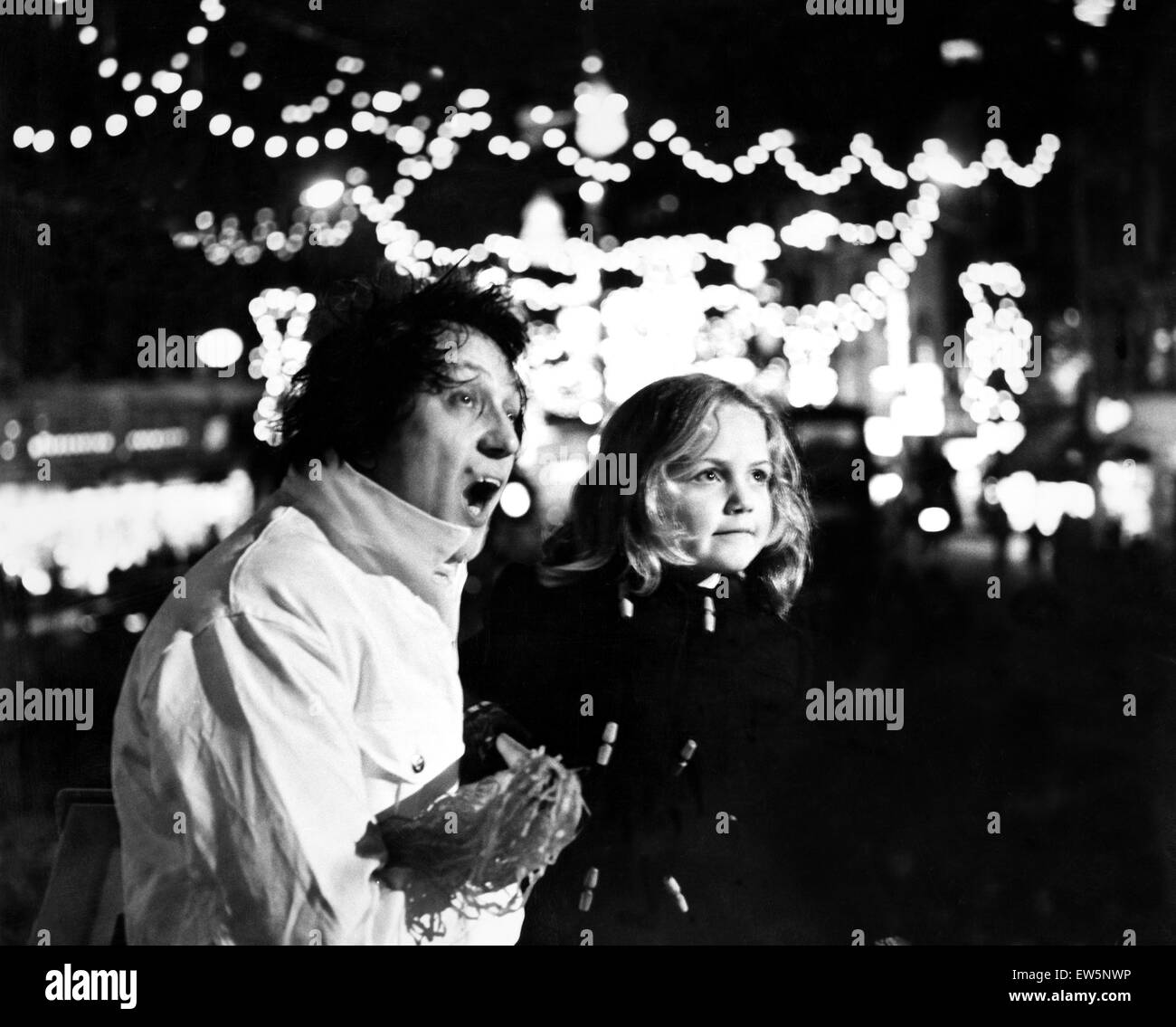 Noël arrive en avance à Liverpool. La joie de Noël dans le visage de 6 ans Paula Clee de Toxteth. Comme elle ressemble à l'Église des lumières de rue avec Ken Dodd après qu'il a allumé le Christmas Spectacular. 28 novembre 1969. Banque D'Images