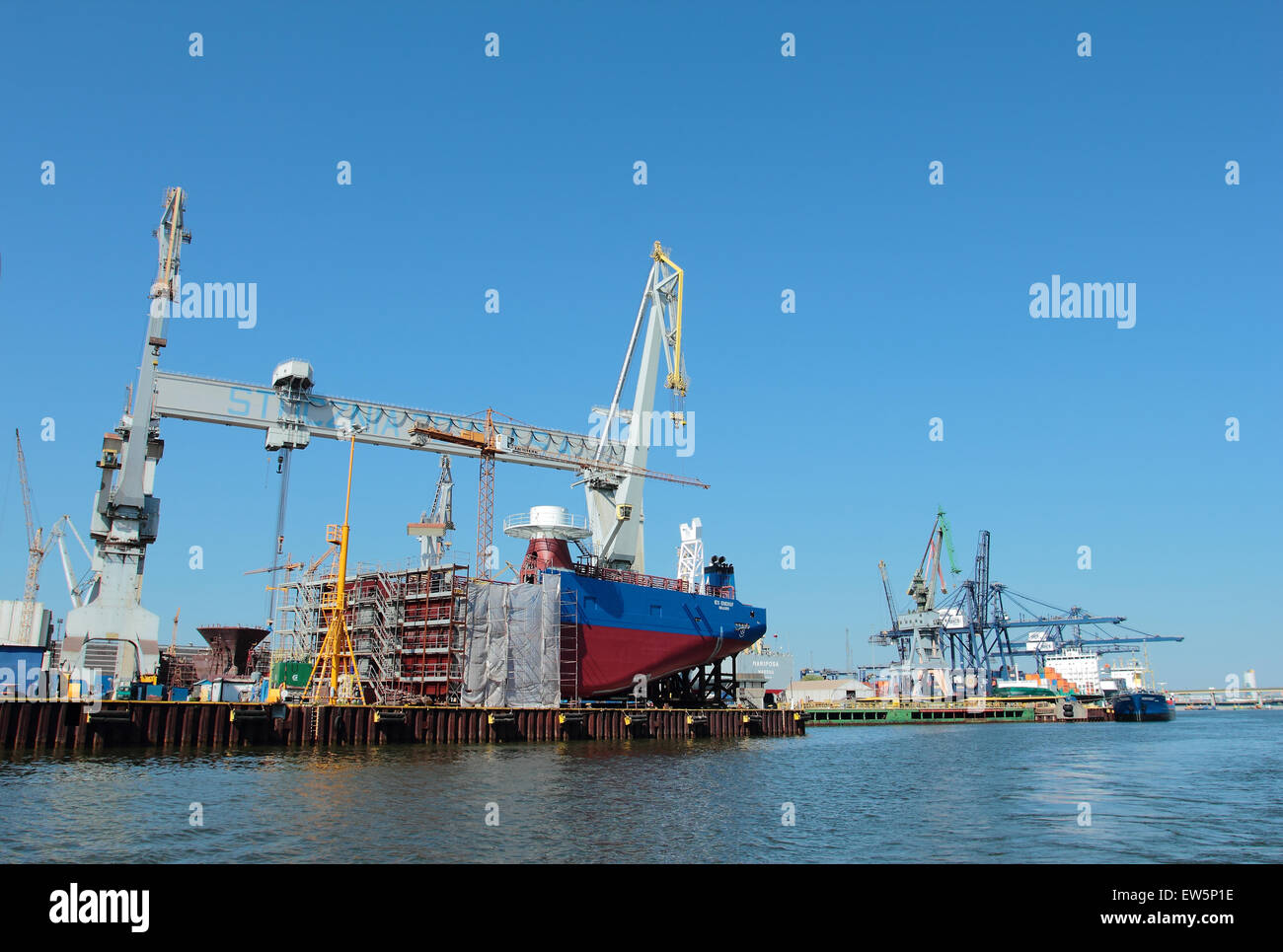 GDYNIA, POLOGNE - Le 13 juin 2015 : Construction d'un navire. 1000 tonnes grue à portique du chantier naval de Gdynia, Pologne. L'un des plus grands d'Europe Banque D'Images