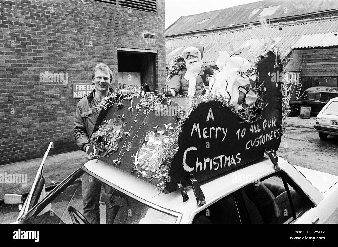 Père Noël sur le toit d'un taxi. Teesside, décembre 1985. Banque D'Images