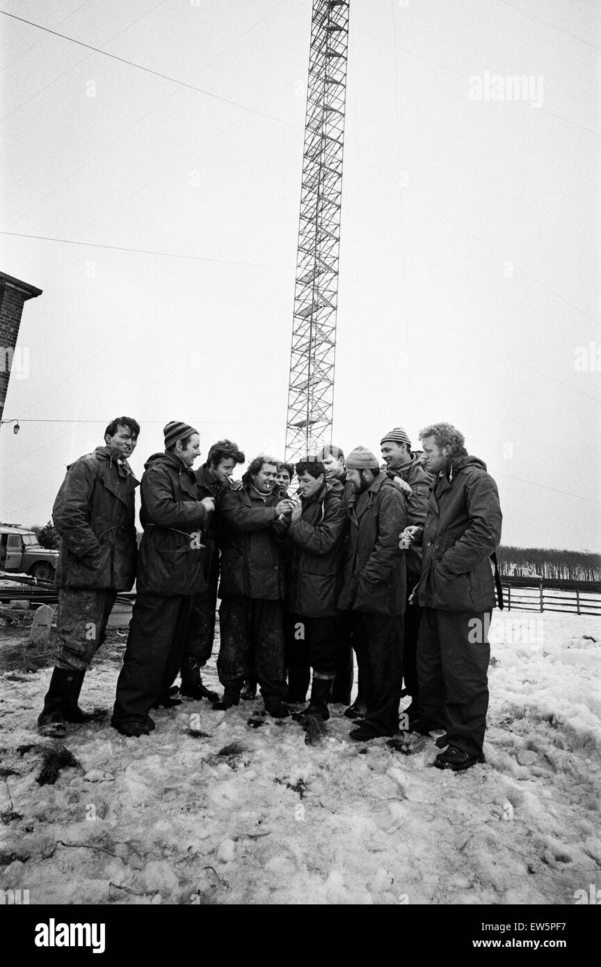 L'augmentation des décombres du mât de télévision qui s'est effondrée à Emley Moor, est un nouveau mât temporaire de 200 pieds. Sur la photo, certains des gréeurs qui ont été responsables de la construction de ce nouveau mât. 23 mars 1969. Banque D'Images