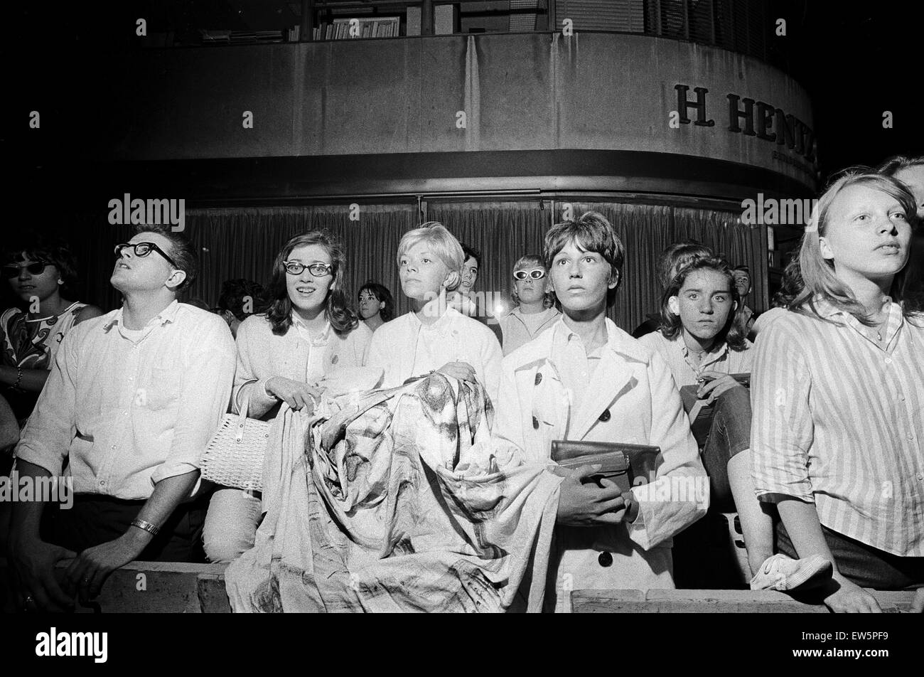 Les Beatles à New York City, sur leur tournée nord-américaine de l'avant de leur concert qui aura lieu à Forest Hills. Cheering fans réunis devant l'hôtel Delmonico à New York, où le groupe est d'un séjour. 28 août 1964. Banque D'Images