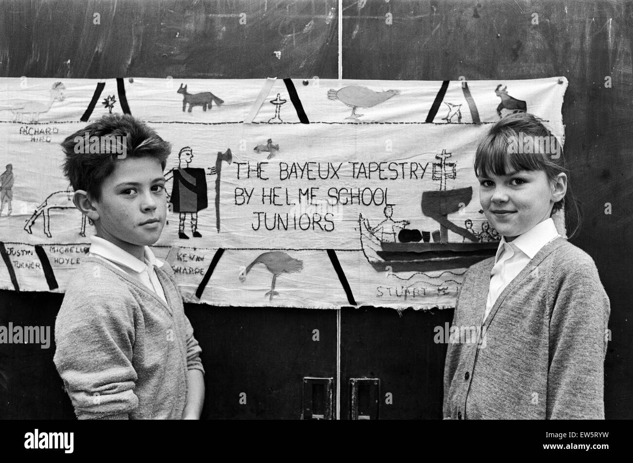 Les jeunes artistes à Helme et Junior l'École de l'enfant ont eu leurs leçons tout cousu. Les élèves des deux groupes d'art à l'école se sont réunis pour produire une version mini de la célèbre Tapisserie de Bayeux. Leurs 20-pieds de long réplique de la notice de t Banque D'Images