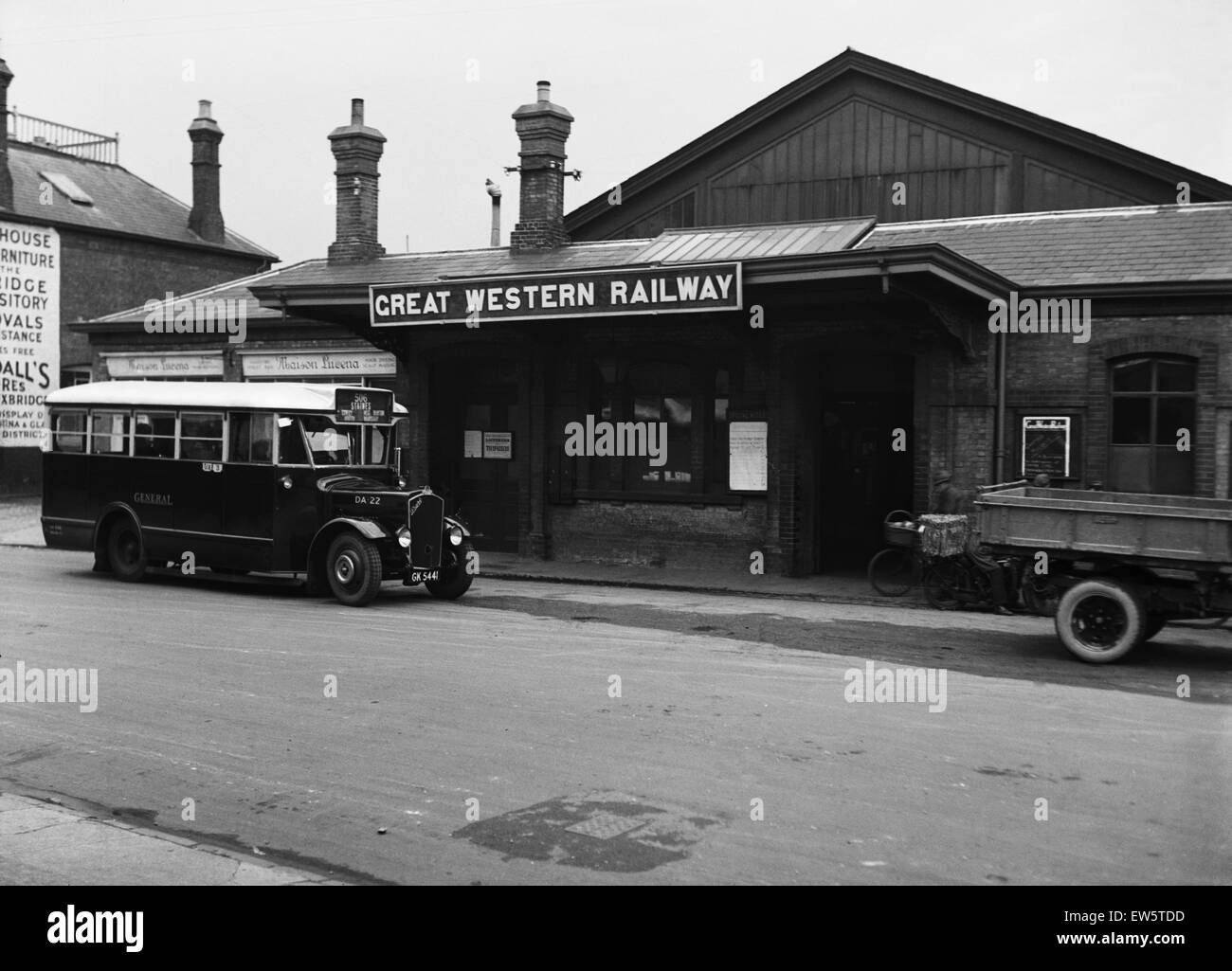 Un certain nombre de bus 506 Staines Road attend à l'extérieur de la station Uxbridge, Londres. Circa 1931. Banque D'Images