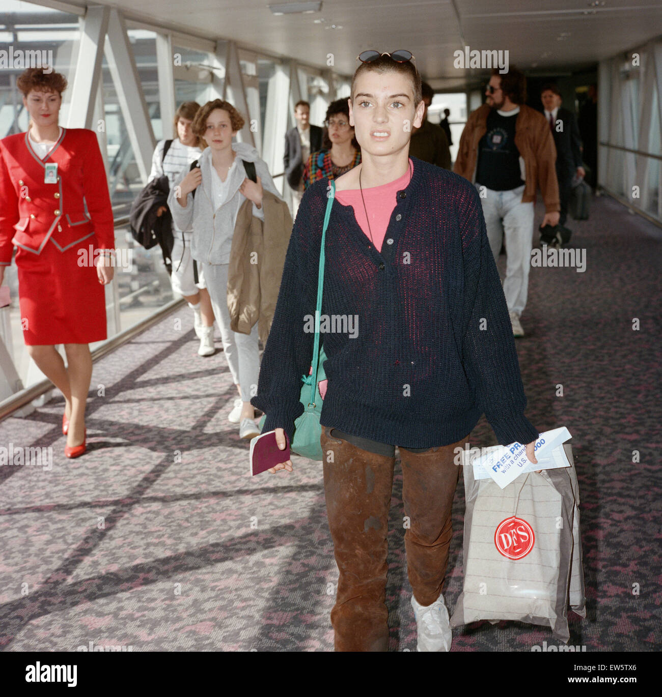 La chanteuse irlandaise Sinead O'Connor arrivant à l'aéroport d'Heathrow à partir de Los Angeles. Londres, 8 avril 1992. Banque D'Images