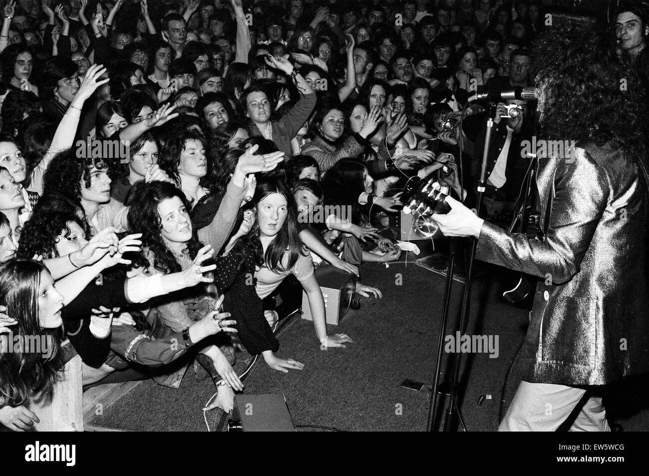 T Rex en concert à la Starlight Ballroom, Boston, Lincolnshire. Marc Bolan l'exécution devant 3500 fans qui emplissaient la salle de bal. 15 janvier 1972. Banque D'Images
