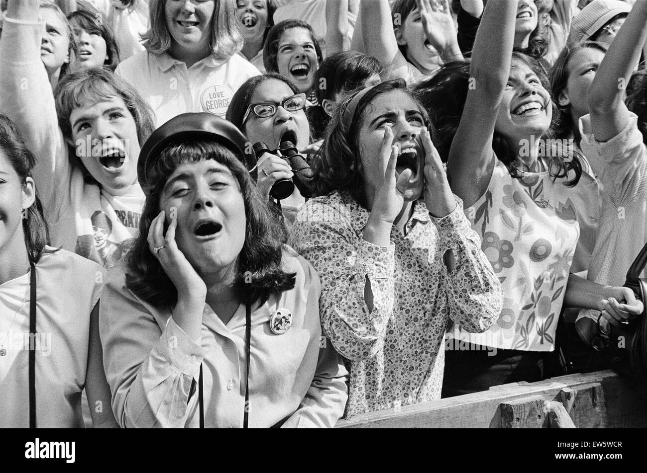 Les Beatles à New York City, sur leur tournée nord-américaine de l'avant de leur concert qui aura lieu à Forest Hills. Cheering fans réunis devant l'hôtel Delmonico à New York, où le groupe est d'un séjour. 28 août 1964. Banque D'Images