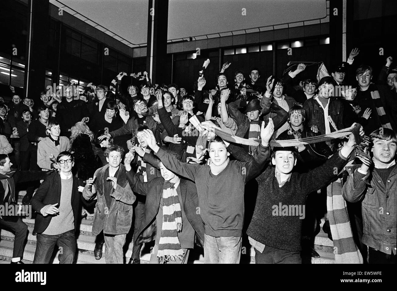 Aston Villa Fans protester contre leurs mauvaises performances de l'équipe à l'extérieur du dimanche dans les bureaux de mercure Colmore Circus. 9 novembre 1968. Banque D'Images