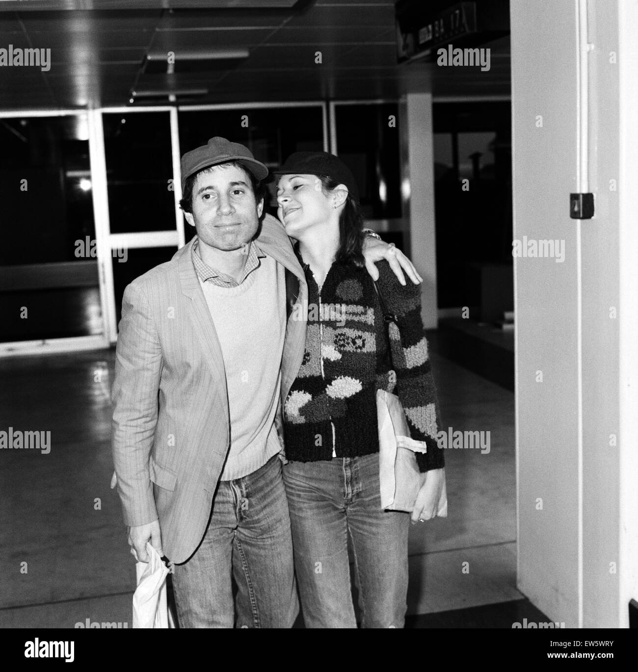 Musicien américain Paul Simon et l'actrice Carrie Fisher, à l'aéroport de Heathrow. 24 mai 1980. Banque D'Images
