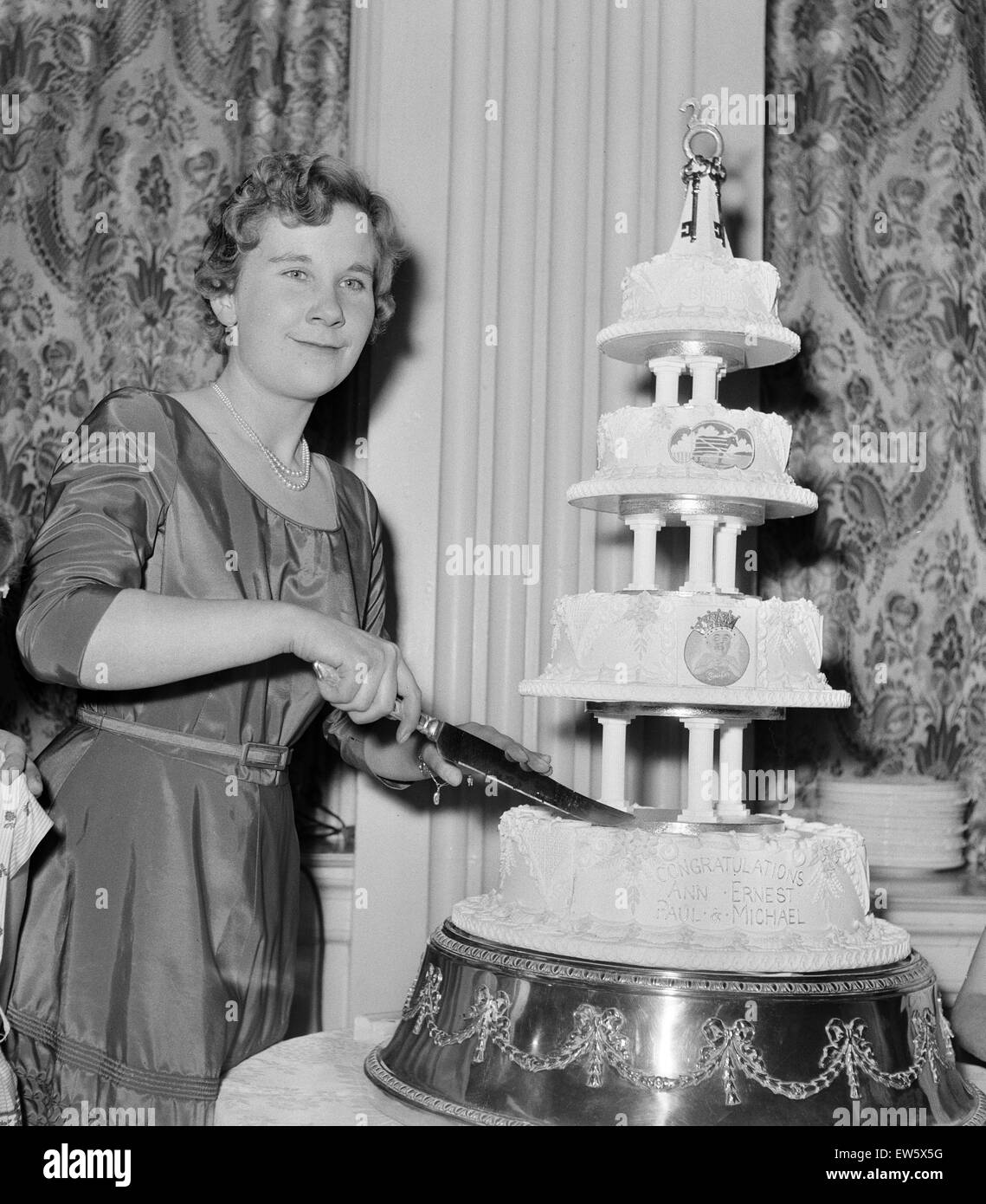Les Miles De Quad St Neots Cambridgeshire Angleterre Celebrer Leur 21e Anniversaire Au Grosvenor House Londres 28 Novembre 1956 Sur La Photo Ann Miles Coupe Leur Gateau D Anniversaire Photo Stock Alamy