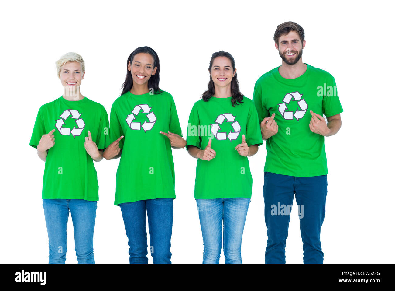 Les amis de porter des t-shirts de recyclage Banque D'Images