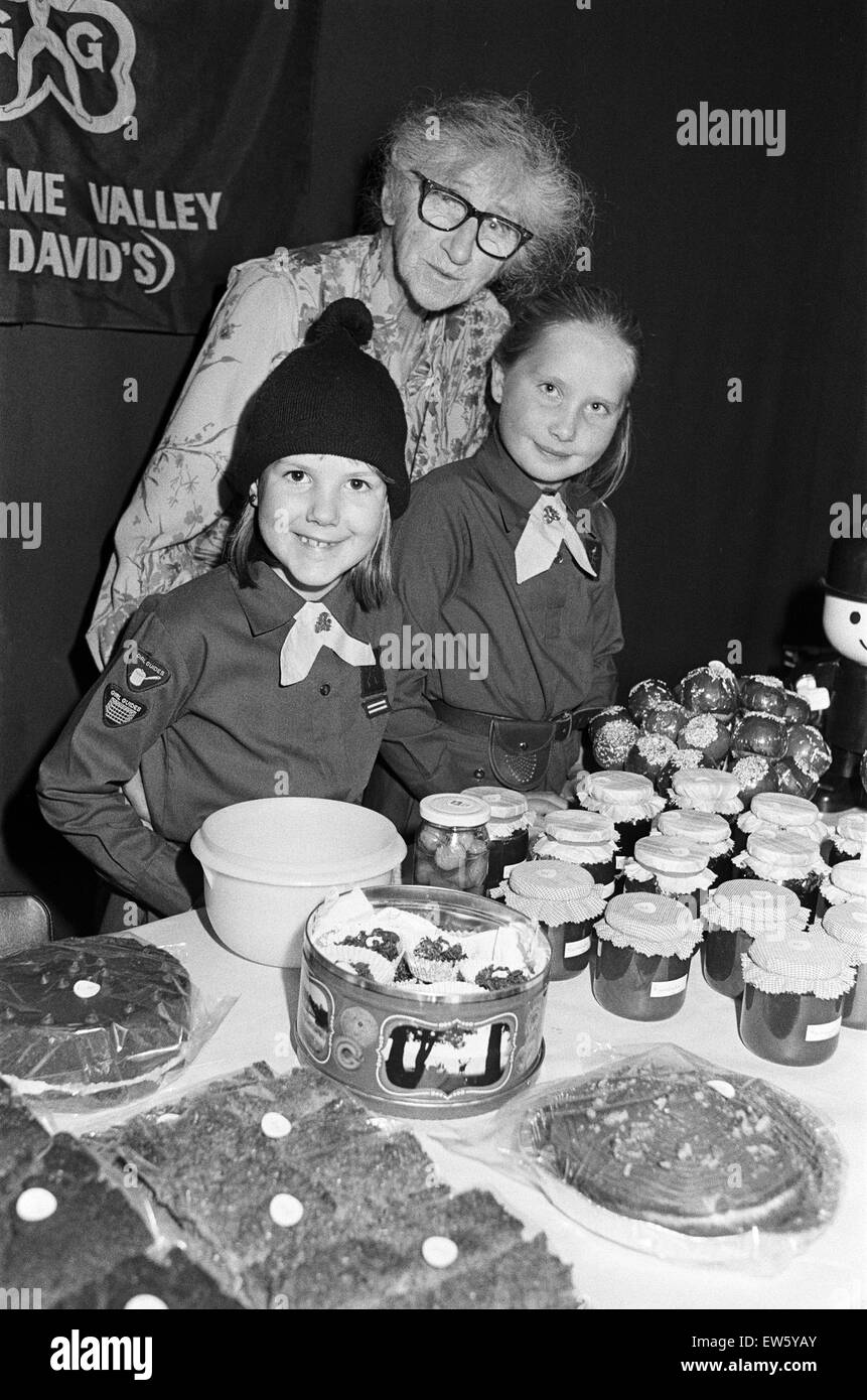 Une vente pour tous les âges. Il y avait quelque chose pour les jeunes et les moins jeunes à une foire d'automne à St David's Church, Holmbridge. Mme Kathleen ouvreur Sanderson est photographié avec guides brownie Sarah Walker (à gauche) et Daniela Dratovc dans l'un des nombreux stands dans le chu Banque D'Images