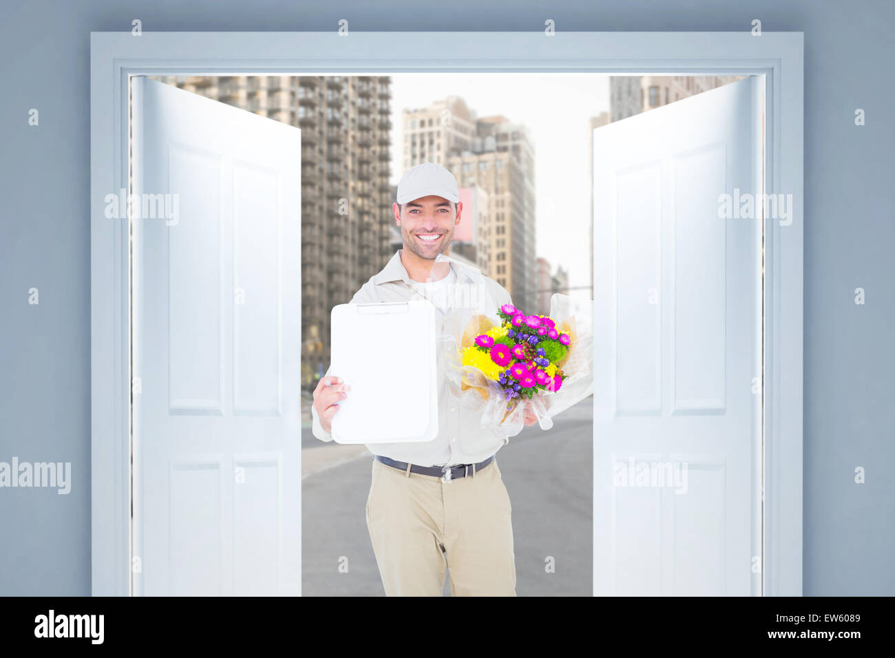 Image composite de l'homme livraison de fleurs montrant le presse-papiers Banque D'Images