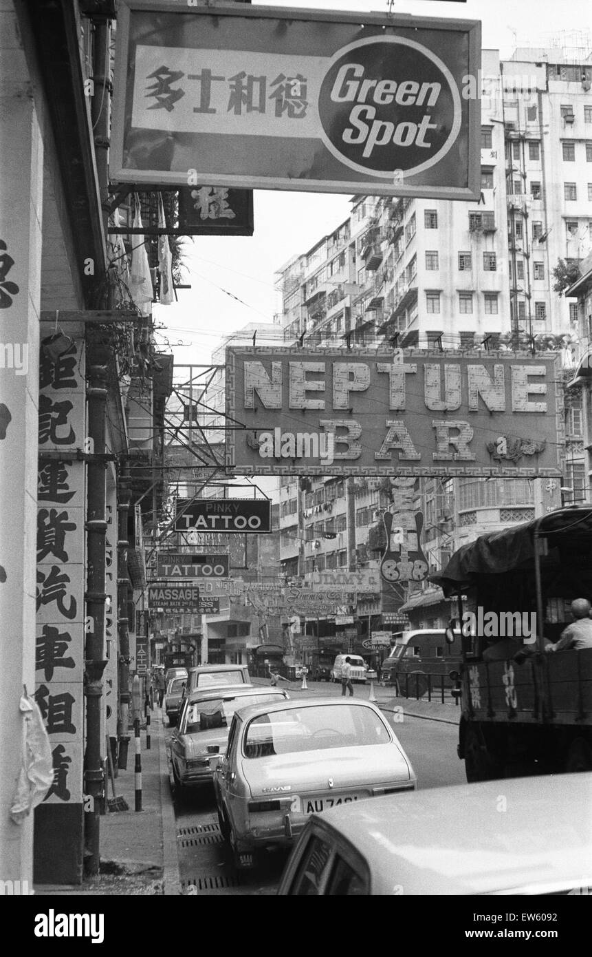 Le trafic et la publicité des signes des boîtes de nuit, des salons de massage et tatouage vu ici sur Lockhart Road, Wanchai, Hong Kong. Septembre 1974 Banque D'Images