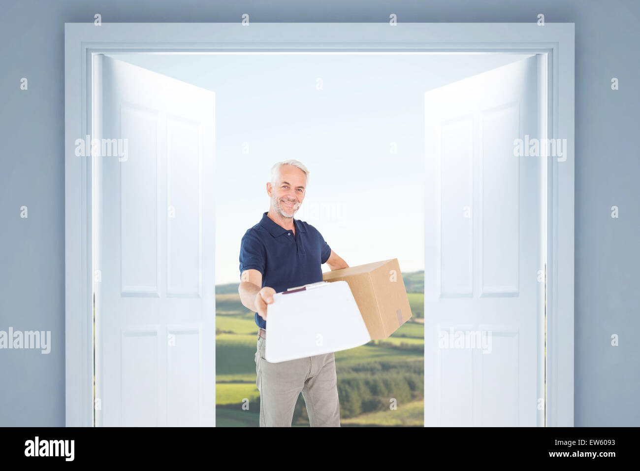 Composite image of delivery man Holding boîte en carton et presse-papiers Banque D'Images
