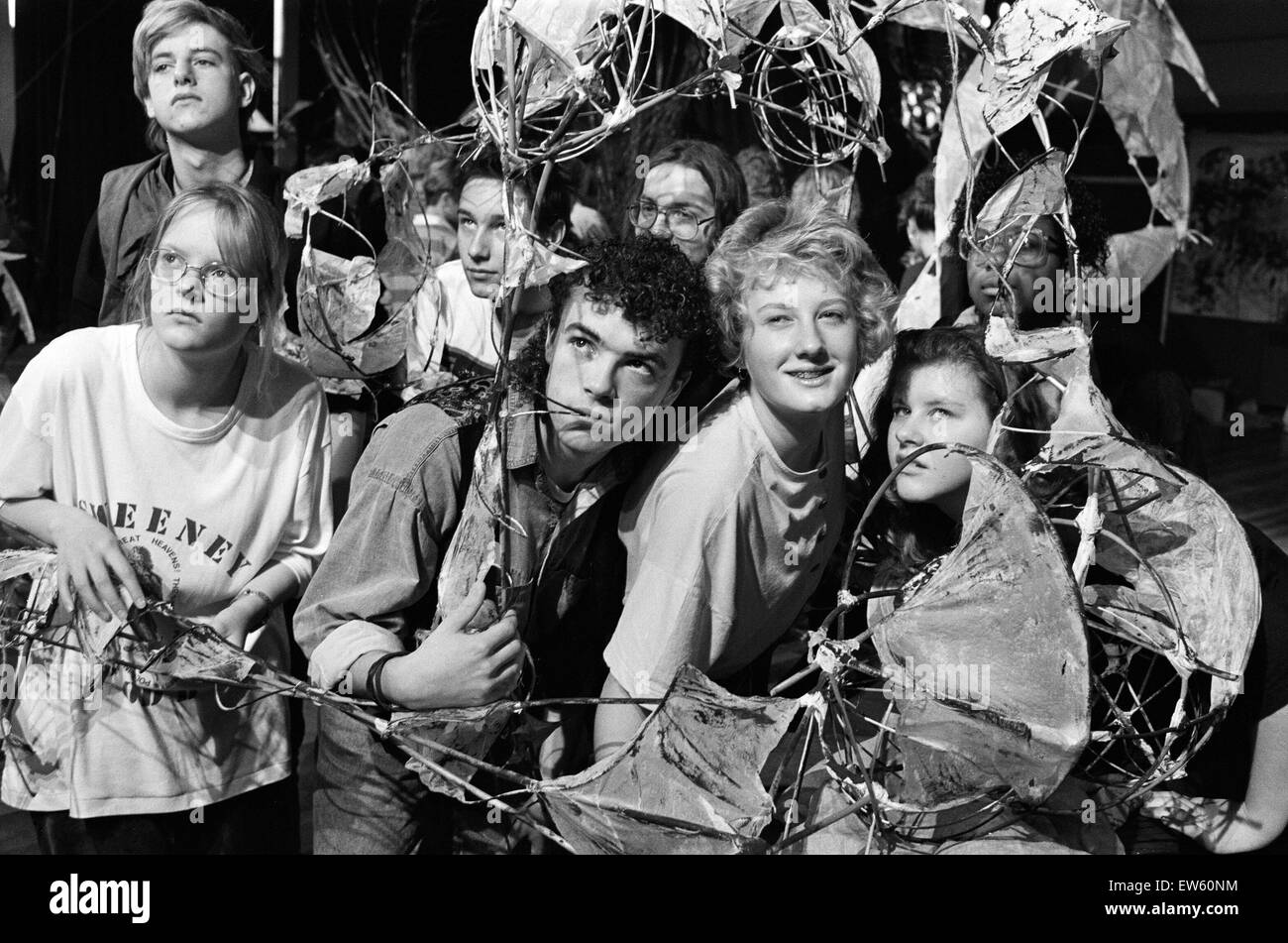 Les étudiants au New College, Huddersfield, dans une scène de leur dernière production théâtrale en utilisant ' multi-médias". La sixième opinion a pris à l'étape d'un un et un demi-heure performance live à l'aide de leurs talents combinés de la sculpture, composition de musique originale Banque D'Images