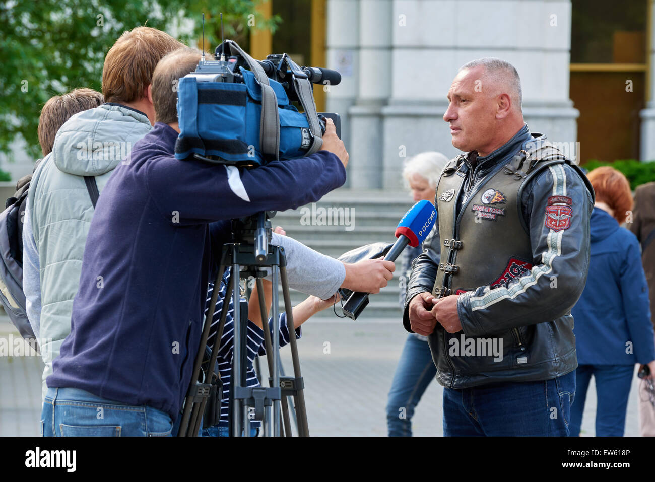 Prière pour la Journée de la mémoire et le deuil, début de la SECONDE GUERRE MONDIALE. Première procession à Kaliningrad sur des motos et prêtre Banque D'Images