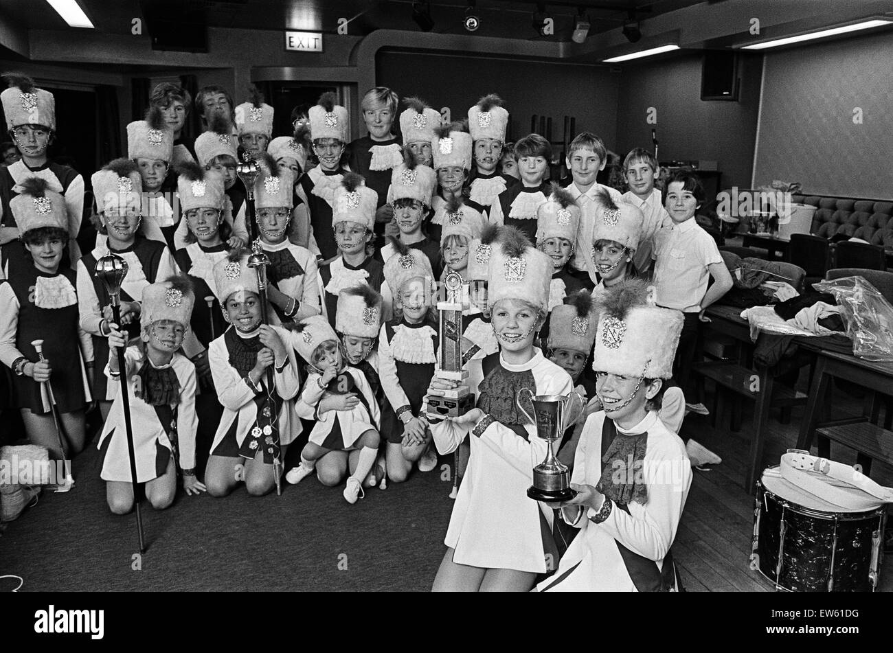 Kirsty Bruce (à gauche) et Debra de la Colne Valley avec Hoyle Eagles majorette troupe qui a remporté un certain nombre de prix à un concours à Bridlington. L'Eagles, Huddersfield, troop, a remporté les trophées de la première place dans la section de l'équipe de la Street Parade, Banque D'Images
