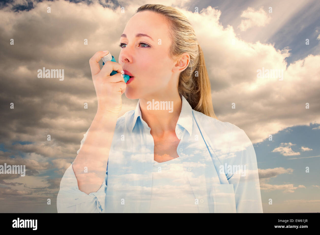 Image composite de jolie blonde à l'aide d'un inhalateur d'asthme Banque D'Images
