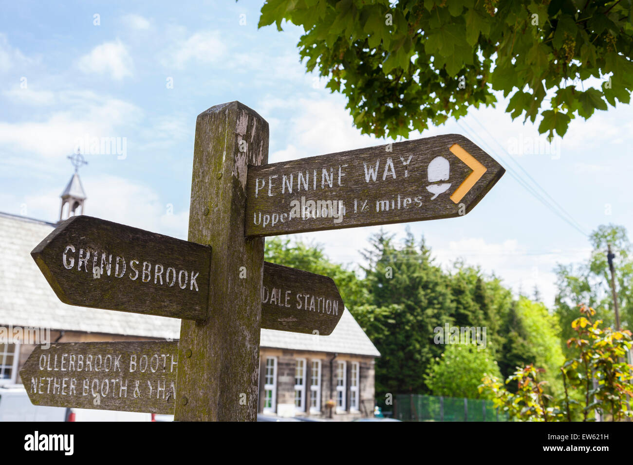 Sentier en bois signe sur un panneau au début de la Pennine Way, Edale, Peak District, Derbyshire, Angleterre, RU Banque D'Images
