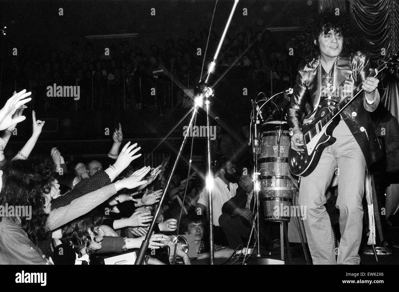 T Rex en concert à la Starlight Ballroom, Boston, Lincolnshire. Marc Bolan l'exécution devant 3500 fans qui emplissaient la salle de bal. 15 janvier 1972. Banque D'Images