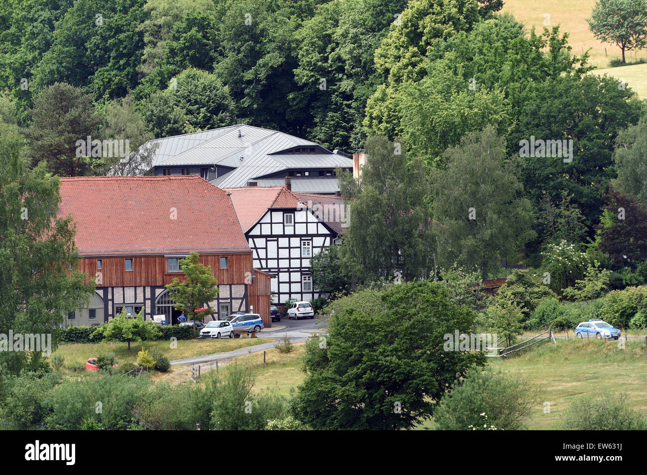 Schlitz, Allemagne. 18 Juin, 2015. Une voiture de police est garée en face de la 'Hofgut Sassen' dans Schlitz, Allemagne, 18 juin 2015. Le fils de milliardaire matériel Reinhold Wuerth a été enlevé dans l'est de la Hesse, mais libéré peu de temps après. Les 50 ans Banque D'Images