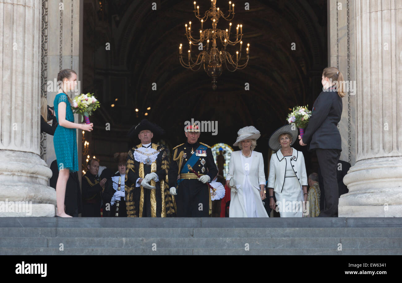 Londres, Royaume-Uni. 18 juin 2015. L-R : Alan Yarrow, Lord Maire de Londres, le Prince de Galles, Charles, Camilla, Duchesse de Cornouailles et la dame la maire. Les clients quittent le Service national pour commémorer le 200e anniversaire de la bataille de Waterloo à la Cathédrale St Paul. Credit : OnTheRoad/Alamy Live News Banque D'Images