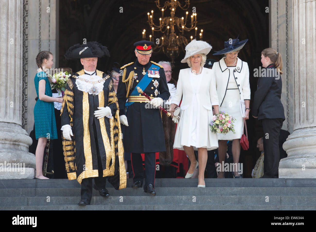 Londres, Royaume-Uni. 18 juin 2015. L-R : Alan Yarrow, Lord Maire de Londres, le Prince de Galles, Charles, Camilla, Duchesse de Cornouailles et la dame la maire. Les clients quittent le Service national pour commémorer le 200e anniversaire de la bataille de Waterloo à la Cathédrale St Paul. Credit : OnTheRoad/Alamy Live News Banque D'Images