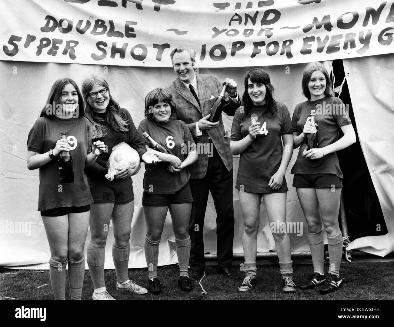 Arthur Montford, un journaliste sportif, la télévision écossaise et présentatrice de télévision. Sur la photo lors d'une foire avec de jeunes femmes habillées en tenue de sport. 12 juin 1972. Banque D'Images