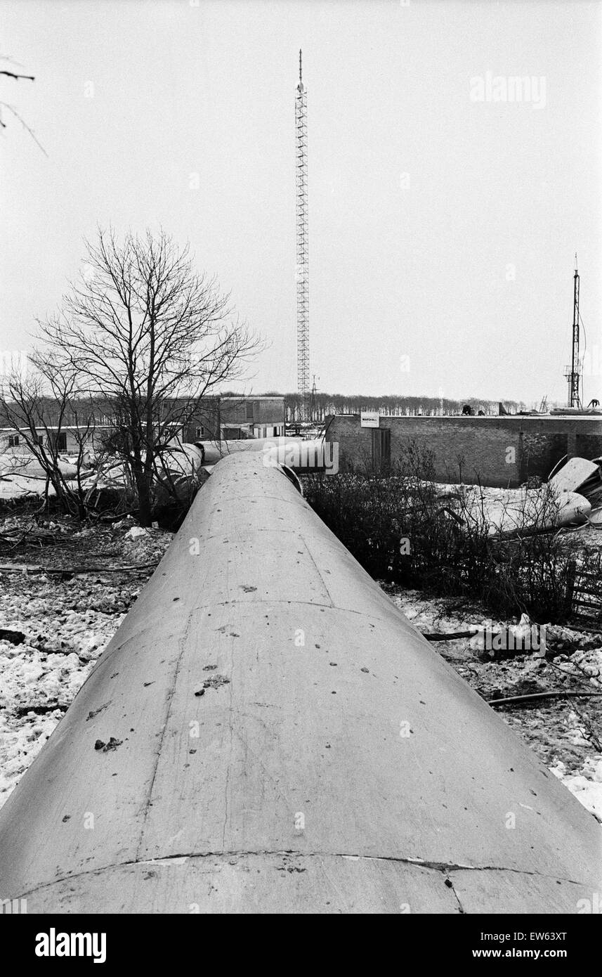 L'augmentation des décombres du mât de télévision qui s'est effondrée à Emley Moor, est un nouveau mât temporaire de 200 pieds. 23 mars 1969. Banque D'Images