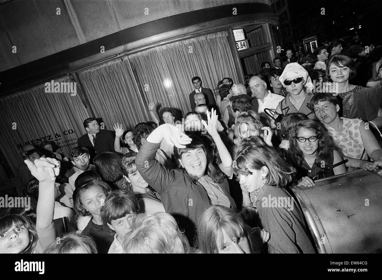 Les Beatles à New York City, sur leur tournée nord-américaine un chef de leur concert qui aura lieu à Forest Hills. (Photo) Fans déchaînée pour les Beatles. 28 août 1964. Banque D'Images