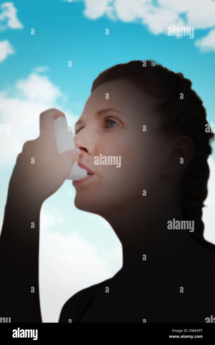 Image composite de la femme à l'aide d'inhalateur pour l'asthme Banque D'Images