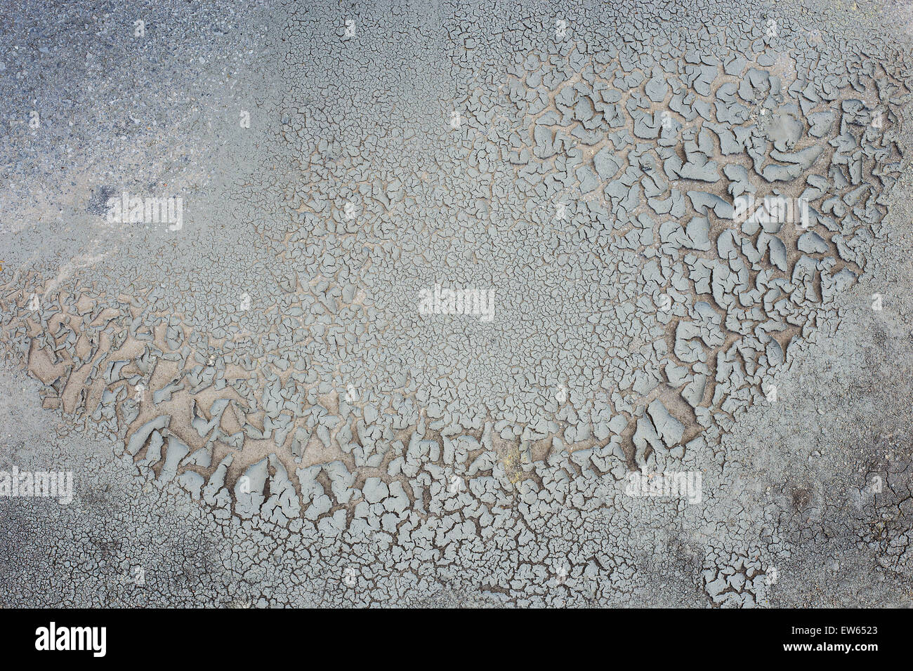 Terre fissurée texture sur un sol en béton. Banque D'Images