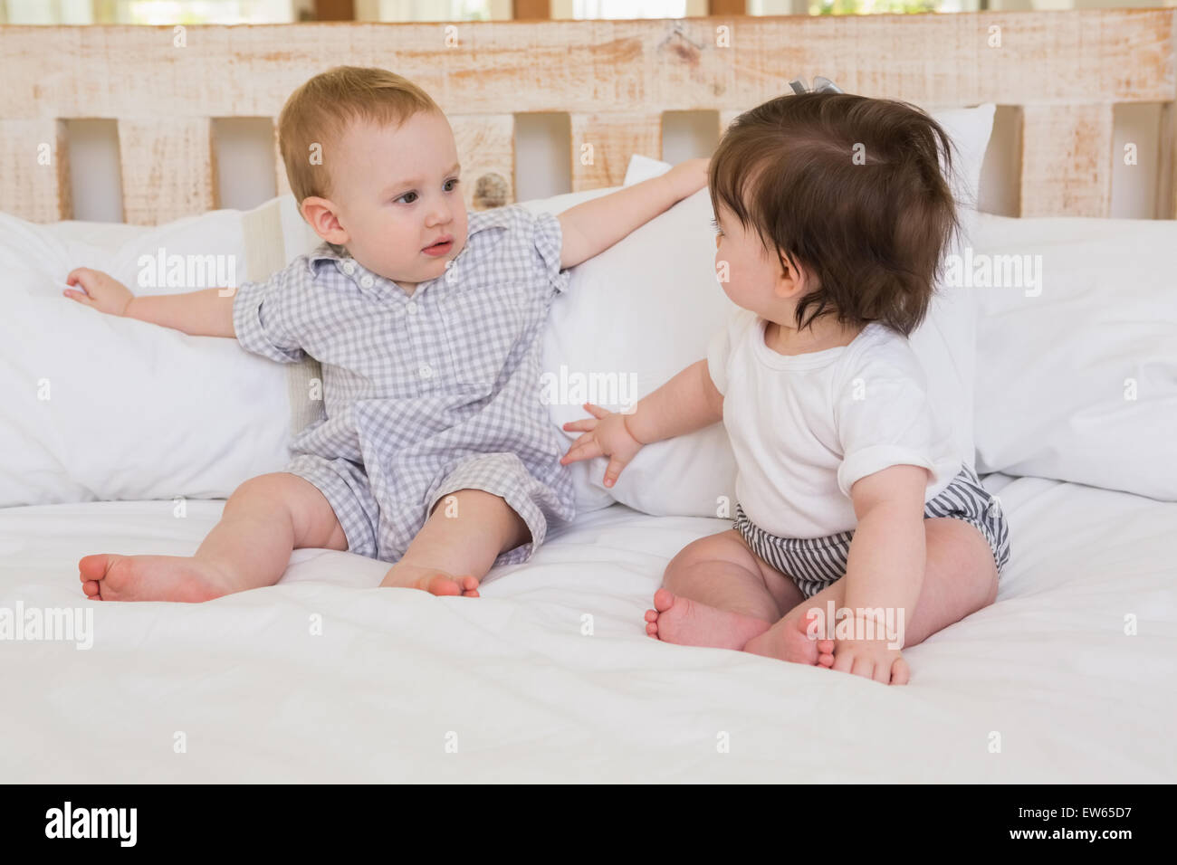 Tres Jolie Mignon Bebe Garcon Et Fille Photo Stock Alamy