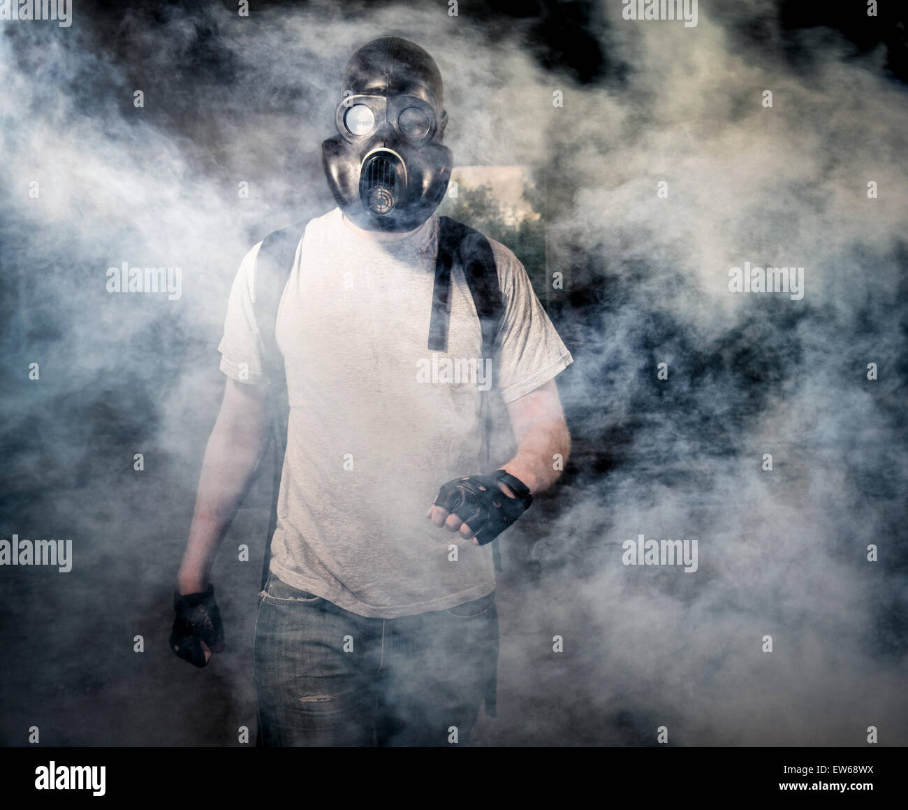 L'homme à un masque à gaz marche à travers la fumée Banque D'Images