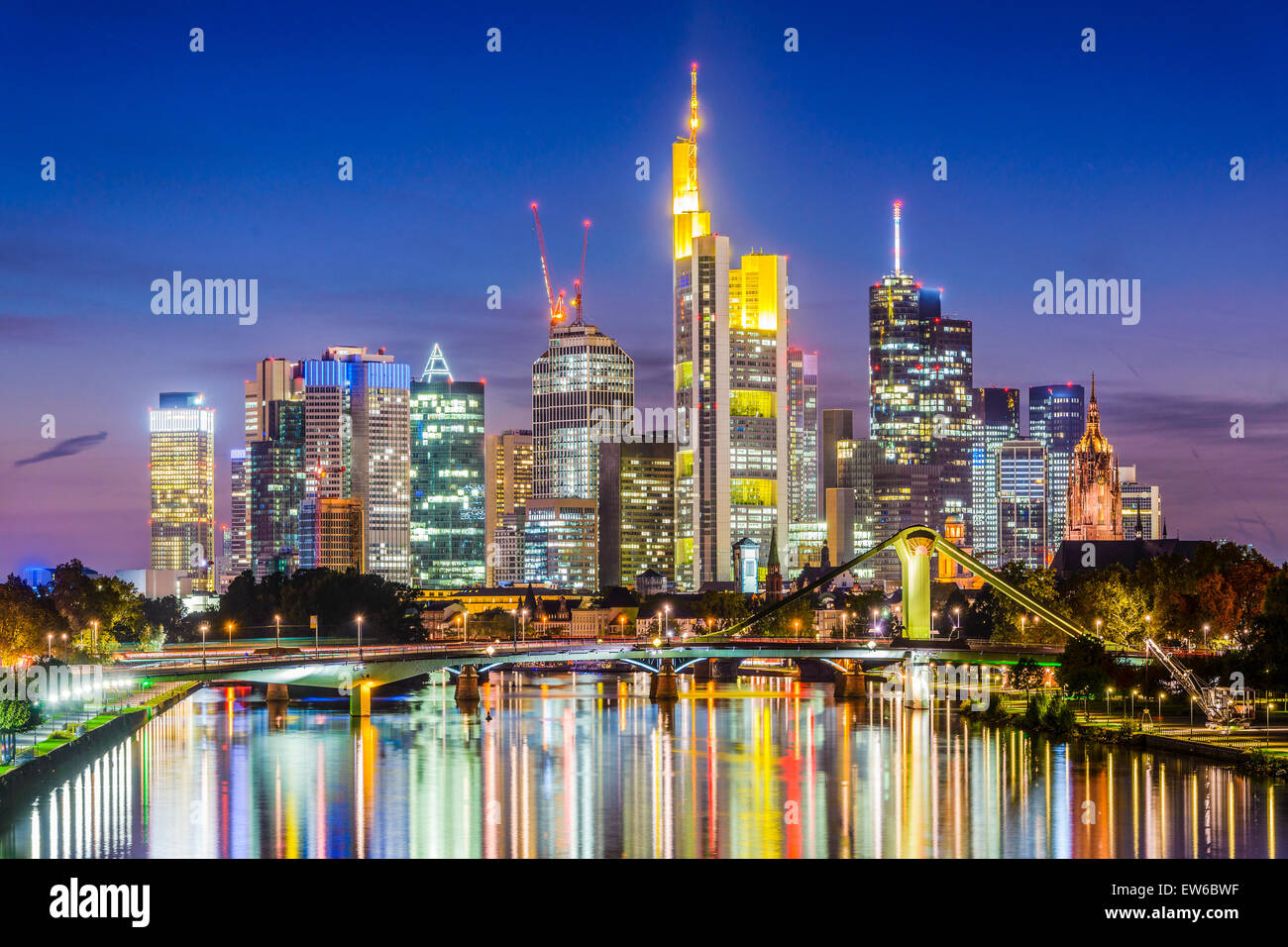 Francfort, Allemagne skyline sur le cours principal de la rivière. Banque D'Images