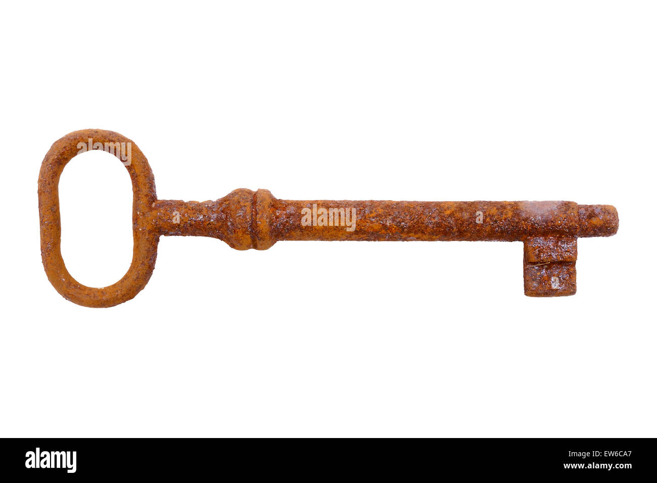 Old rusty key sur le fond blanc. Banque D'Images