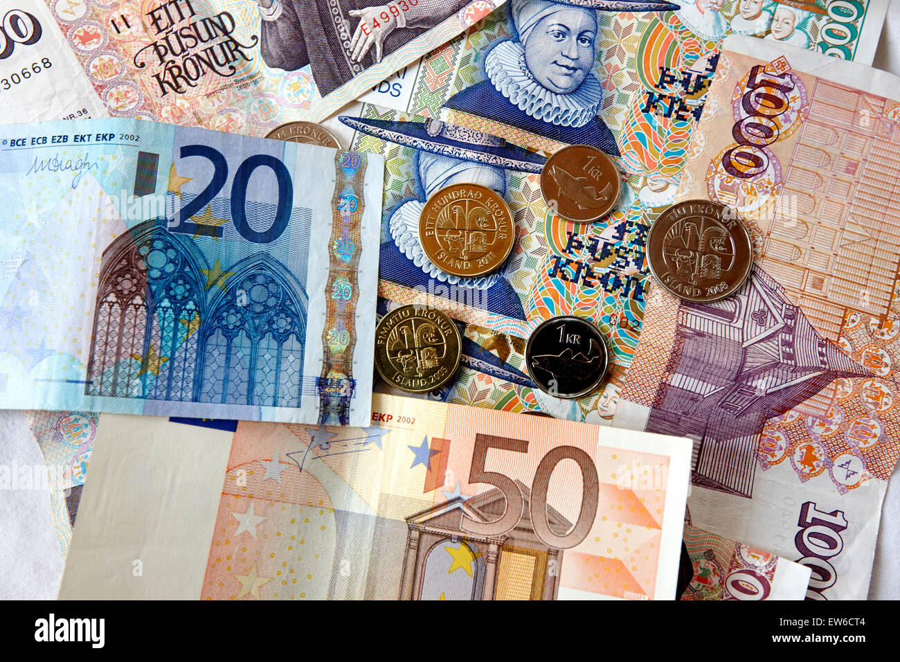 Couronnes islandaises monnaie avec des billets en euros Banque D'Images