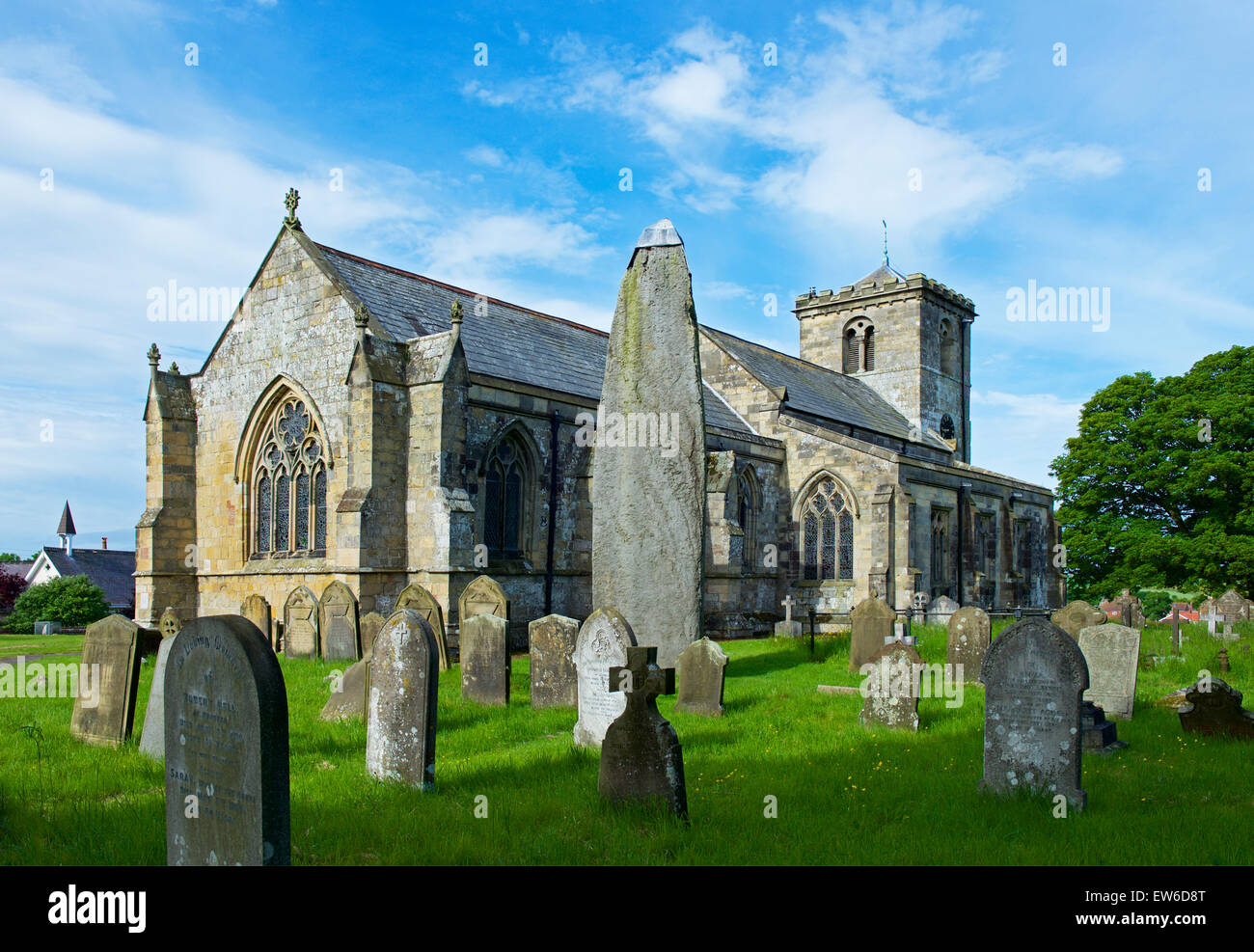 Pierre debout dans le cimetière de l'église All Saints, dans le village de Rudston, East Riding of Yorkshire, Angleterre, Royaume-Uni Banque D'Images