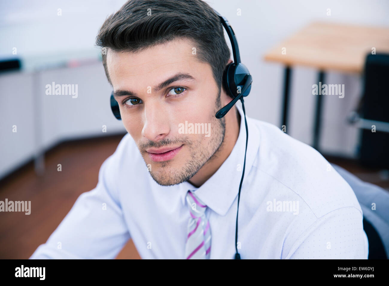 Portrait d'un beau mâle avec l'opérateur de casque in office Banque D'Images