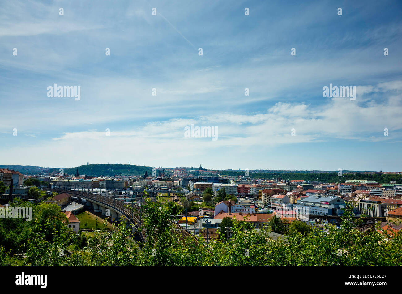 Vue de Prague lors d'une journée ensoleillée à partir de la colline de Vitkov Banque D'Images