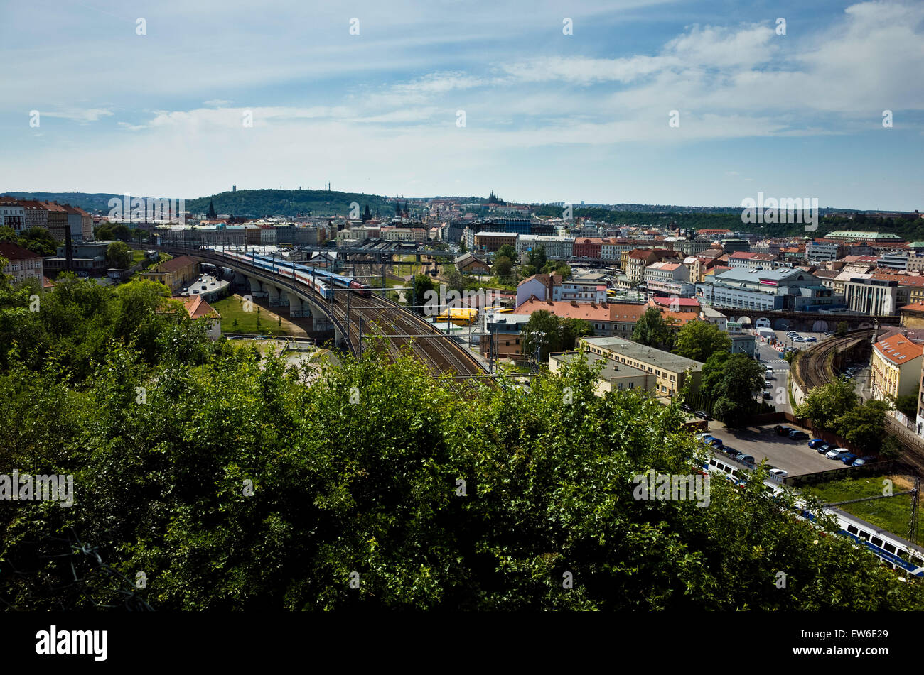 Vue de Prague, un jour ensoleillé de la colline Vitkov, avec voie de chemin de fer de la gare principale en premier plan et le château loin Banque D'Images