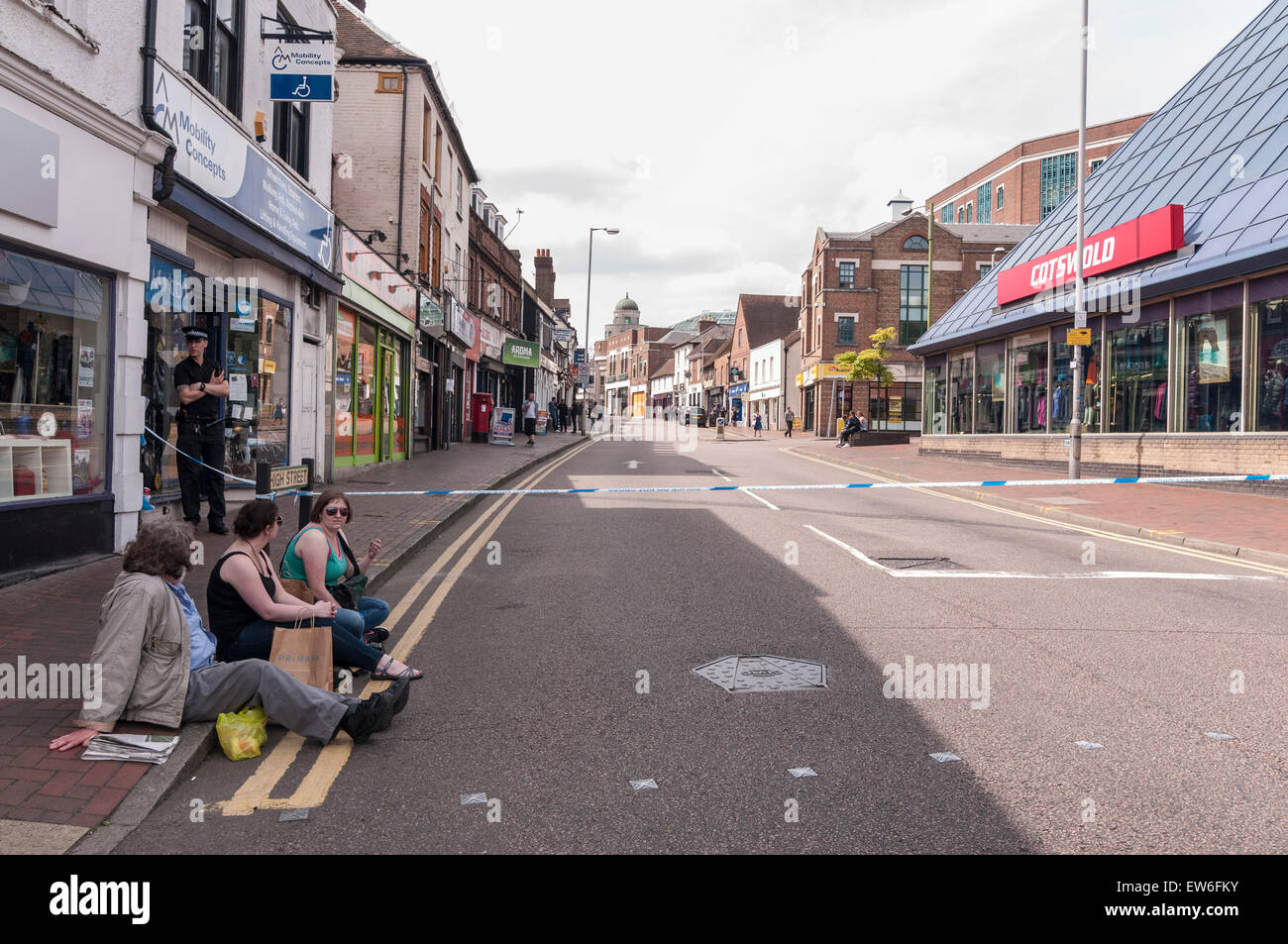 Londres, Royaume-Uni. 18 juin 2015. La rue principale dans le centre-ville de Watford est portée à l'arrêt que les routes sont fermées au milieu des rapports faisant état d'un colis suspect trouvé dans la rue Market, qui a été déclenchée par l'unité de neutralisation des bombes ainsi que des rapports d'une personne dans une burqa qui a été arrêté aujourd'hui, le premier jour de la fête musulmane du Ramadan. Crédit : Stephen Chung / Alamy Live News Banque D'Images