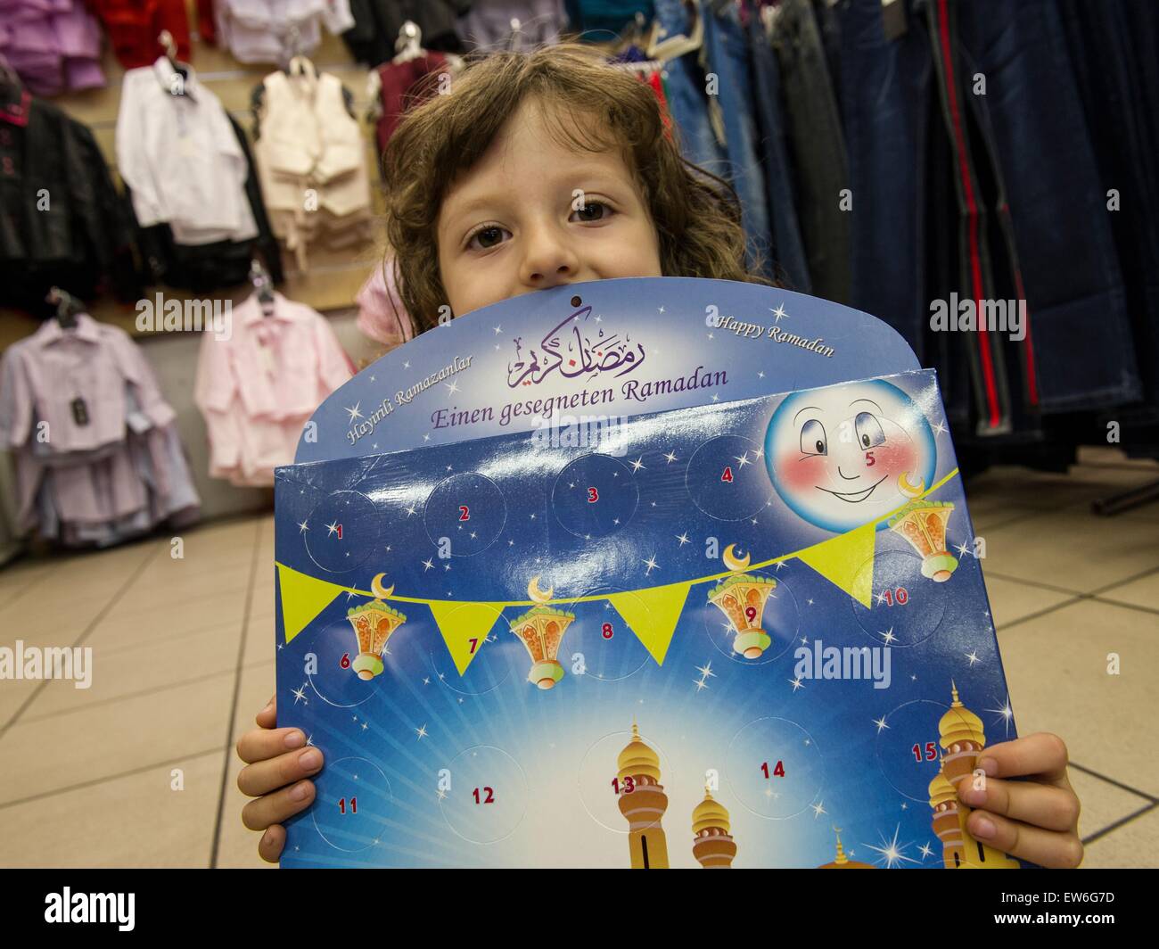 Berlin, Allemagne. 18 Juin, 2015. 4 ans Rinora pose avec un calendrier du Ramadan à Berlin, Allemagne, 18 juin 2015, que les musulmans du monde entier d'observer le premier jour de mois de jeûne de Ramadan. Semblable à un calendrier de l'avent, son enfant permet l'équivalent du Ramadan Banque D'Images
